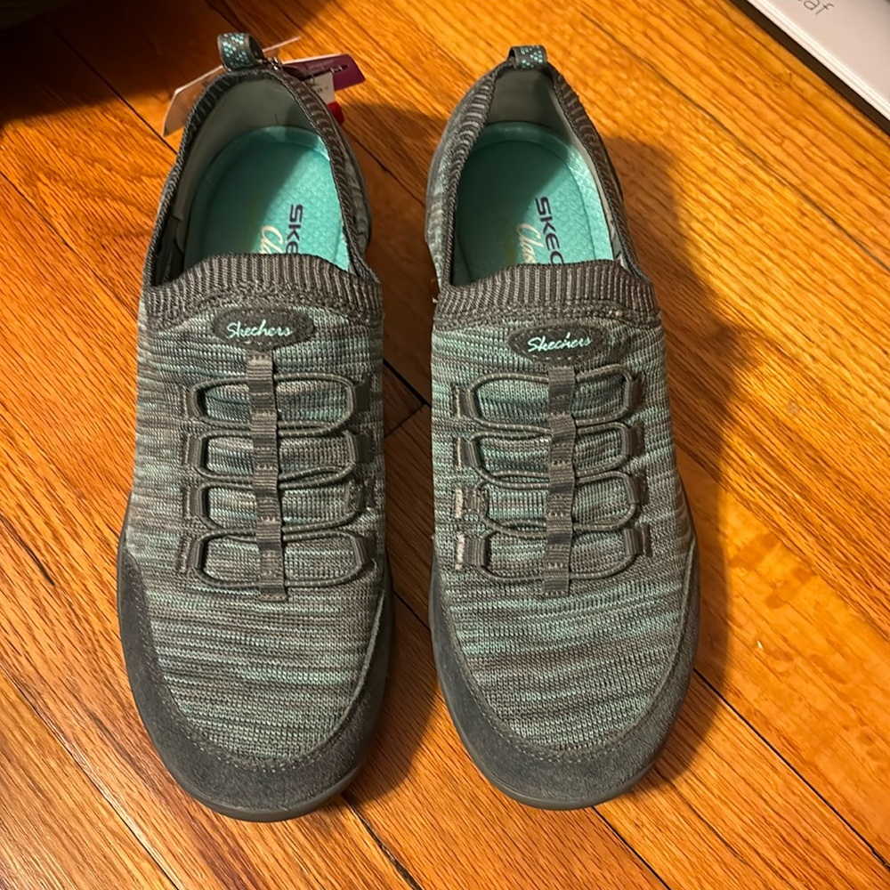Skechers classic fit memory foam sneakers size 7